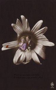 Una giovane coppia al centro di un fiore con una coccinella da French Photographer