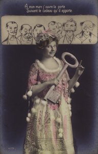 Una giovane donna con una grande chiave che indica diversi uomini tra cui sceglierà un marito da French Photographer