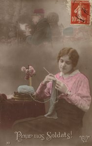 Una giovane donna che lavora a maglia pensando al suo soldato che scrive una lettera a casa da French Photographer