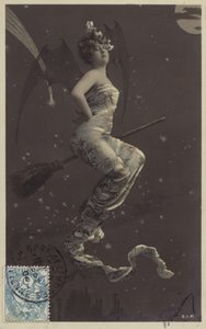 Una giovane donna seduta su una scopa e che vola sopra i tetti da French Photographer