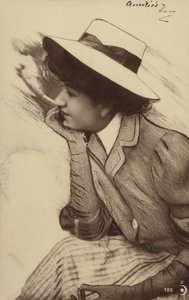 Una giovane donna con un cappello che fuma da French Photographer