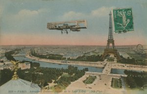 Aeroplano che gira intorno alla Torre Eiffel a Parigi, Francia da French Photographer