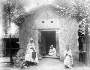 Un esempio di Casa Kabyle, Esposizione di Parigi, 1889 da French Photographer