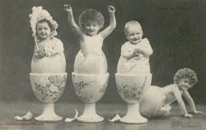 Bambini che nascono da uova in portauova da French Photographer