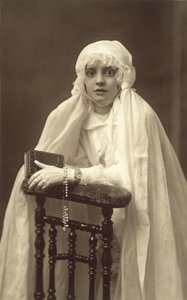 Bella ragazza giovane, vestita per la sua Prima Comunione da French Photographer