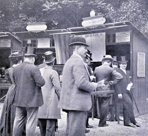Scommesse prima della corsa dei cavalli (XIX secolo) da French Photographer