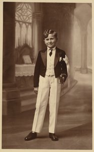 Ragazzo che partecipa alla prima comunione da French Photographer