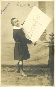Ragazzo con un disegno da French Photographer