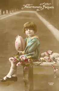 Ragazzo con uova di Pasqua da French Photographer