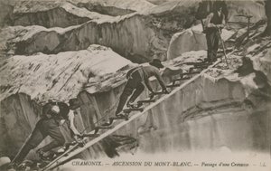 Chamonix - la salita del Monte Bianco. Alpinisti che attraversano una crepa da French Photographer