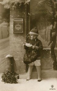 Bambino che sta per imbucare una lettera da French Photographer
