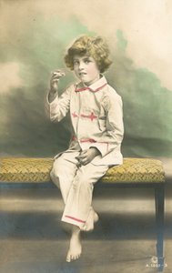 Bambino in pigiama che fuma da French Photographer