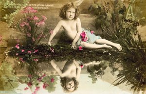 Bambino con riflesso nella piscina