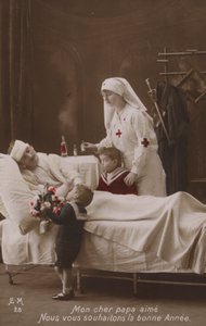 Bambini che augurano un felice anno nuovo al loro padre ferito, Prima Guerra Mondiale da French Photographer