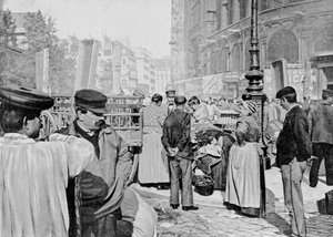 Angolo del mercato vicino alla Chiesa di Saint Eustache, Les Halles, Parigi, 1896 da French Photographer
