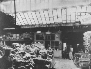 Cour du Heaume, rue Pirouette, Les Halles, Parigi, 1910 da French Photographer