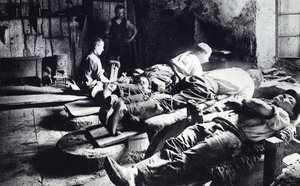Coltellinai al lavoro a Thiers, fine XIX secolo (foto in b/n) da French Photographer