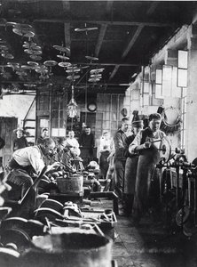 Coltellinai al lavoro nel laboratorio, Francia, fine XIX secolo (foto in b/n) da French Photographer