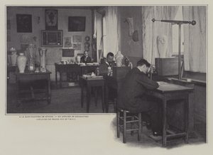 Laboratorio di decorazione alla fabbrica di porcellane di Sèvres, Francia da French Photographer