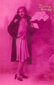 Ragazza elegante che sta per imbucare una cartolina di auguri di Capodanno da French Photographer