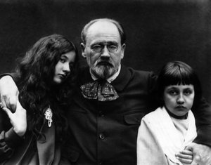 Emile Zola (1840-1902), scrittore e giornalista francese, nel giardino di Verneuil-sur-Seine (Yvelines) con i suoi figli Denise e Jacques da French Photographer
