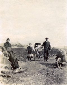 Esodo di una famiglia di contadini in fuga dai combattimenti, vicino a Boulogne-la-Grasse da French Photographer
