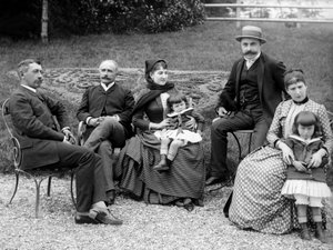 Famiglia di abitanti urbani, che posano nel loro giardino, vicino a Bourmont in Haute-Marne, circa 1880 da French Photographer
