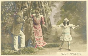 Famiglia che gioca a mosca cieca da French Photographer
