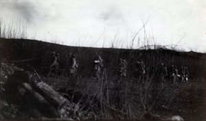 Prima Guerra Mondiale: un gruppo di soldati in marcia su Rocour (Saint Quentin) (Aisne) da French Photographer