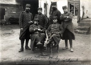 Prima Guerra Mondiale (1914-1918): telefoniste e segretarie dello Stato Maggiore del Colonnello Debenedetti (?) fattoria Laroque vicino a Roye sur Matz (Roye-sur-Matz, Oise). Marzo 1915