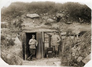 Prima Guerra Mondiale: il posto di comando del tenente De Benedetti, il segretario a sinistra, il maresciallo del battaglione a destra. Tra loro, razzi segnalatori, periscopio, siluri. 05/1916