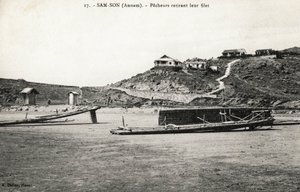 Pescatori che rimuovono la rete vicino alle spiagge di Sam Son, Annam. Cartolina dal Vietnam, Indocina. Fotografia circa 1912-1914 da French Photographer
