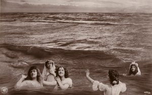 Cinque donne vestite nel mare da French Photographer