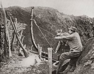 Soldati francesi che usano una catapulta per lanciare bombe durante la Prima Guerra Mondiale, da The Illustrated War News, 1915 da French Photographer