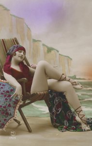 Ragazza su una sedia a sdraio da French Photographer