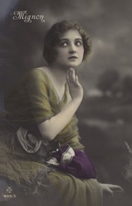 Ragazza in un vestito giallo