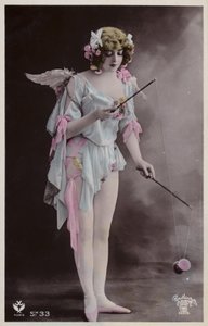Ragazza che gioca con il diabolo