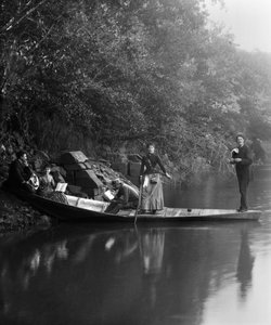 Gruppo di amici, in passeggiata, riposano su una barca. Fotografia fine XIX secolo. Collezione Ducos. da French Photographer