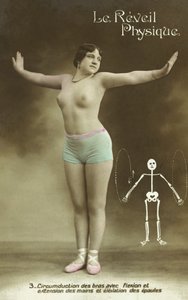Donna mezza nuda che fa esercizi da French Photographer