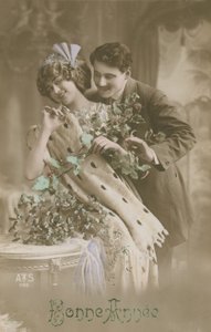 Auguri di Buon Anno con coppia romantica che tiene il vischio, 1913 (fotografia colorata a mano) da French Photographer