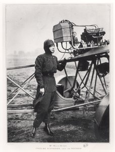 Helene Dutrieu accanto a un aereo, prima del 1914 da French Photographer