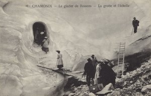 Grotta di ghiaccio e scala, Ghiacciaio di Bossons, Chamonix, Francia da French Photographer