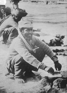 Soldato indiano che cucina in Francia, 1914-15 da French Photographer