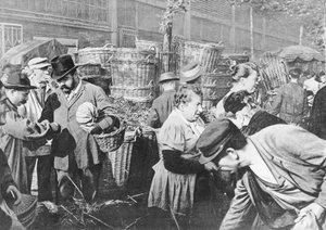 Ultime vendite prima della campana, rue Rambuteau, Les Halles, Parigi, 1897