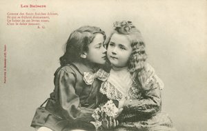 Bambino che bacia una bambina (foto in bianco e nero) da French Photographer