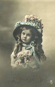 Bambina con un grande cappello da French Photographer