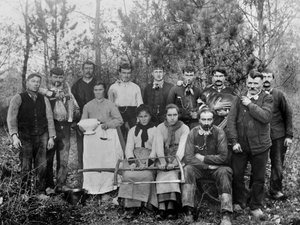 Campo di taglialegna con la loro famiglia, regione di Chaumont, Haute Marne, circa 1880. Collezione Ducos