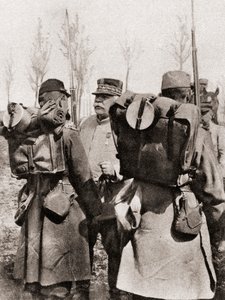 Maresciallo Joseph Jacques Césaire Joffre che ispeziona le sue truppe, da The Illustrated War News, 1915