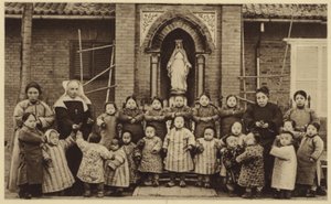 Orfani posano fuori dal loro orfanotrofio in Cina da French Photographer