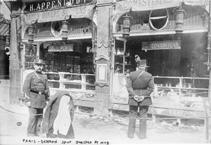 Parigi, negozio tedesco distrutto dalla folla, 1914 da French Photographer